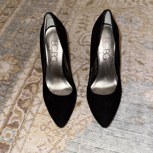 BCBG Shoes - BCBG black pointed toe pumps